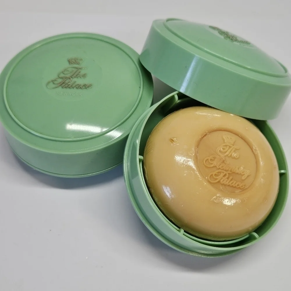VINTAGE The Helmsley Palace Hotel New York Bar Soap Green Plastic Case Set 2